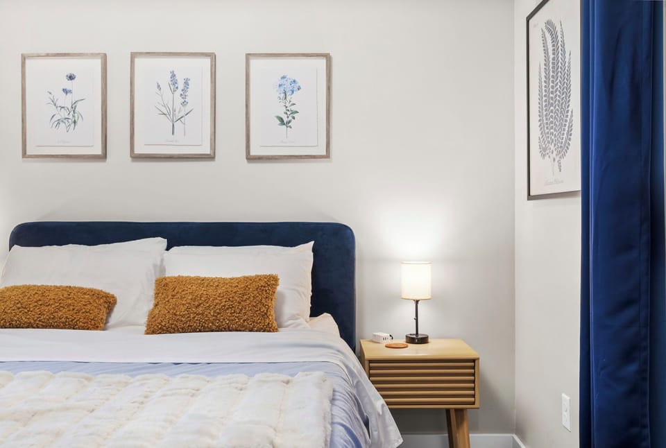 Guest bedroom with queen bed
