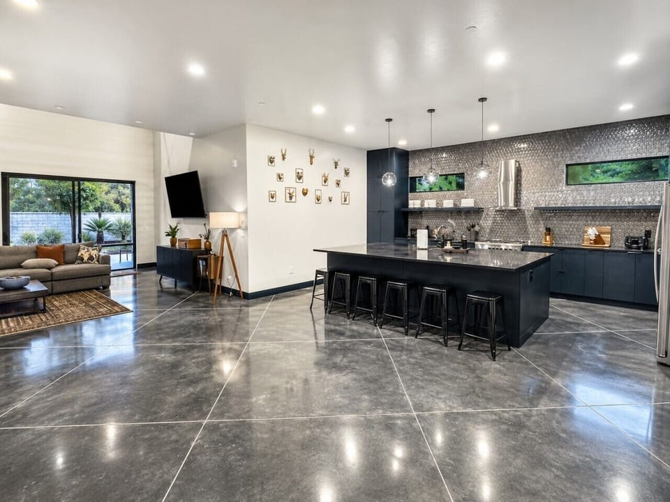 luxury-vacation-rental-modern-kitchen-open-concept-hurricane-utah