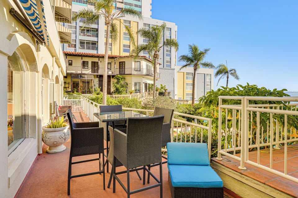 Private Balcony | Outdoor Dining Set