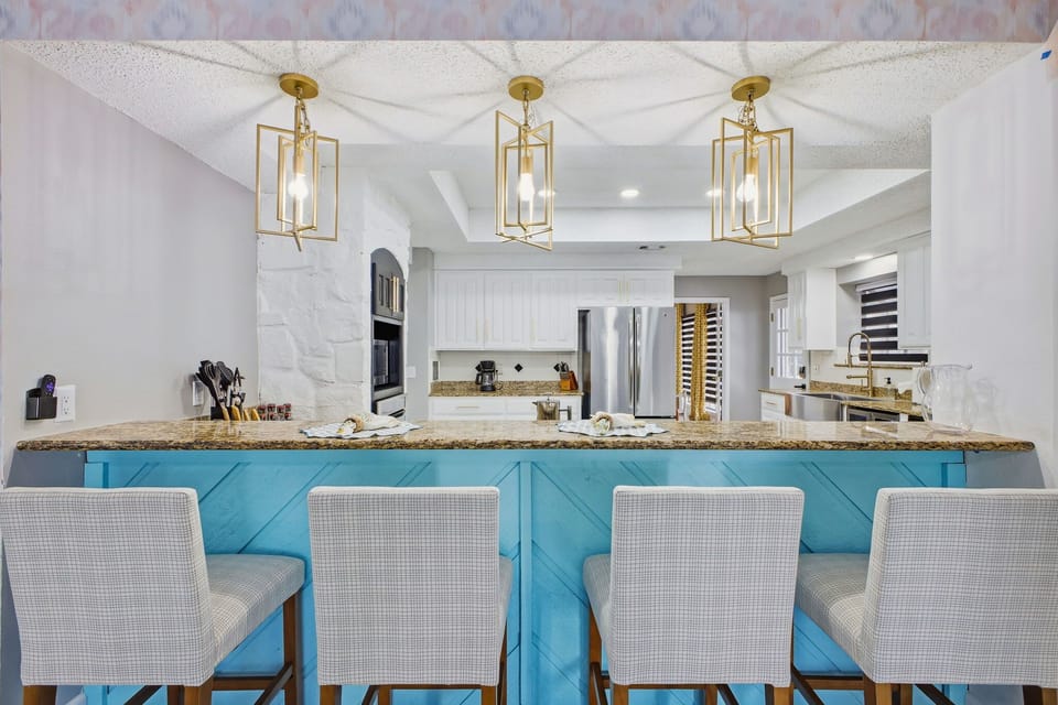 From morning coffee to evening cocktails, this counter is perfect for cooking, chatting, and making every meal feel like a vacation moment.