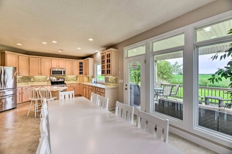 Bright kitchen & dining