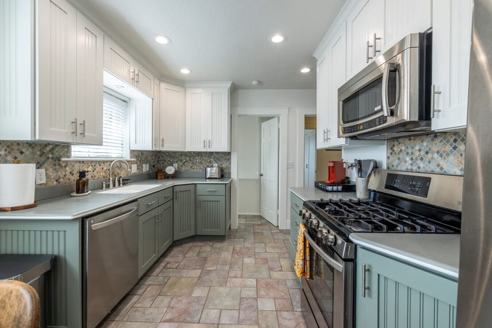 Fully equipped kitchen with ample counters and modern finishes.