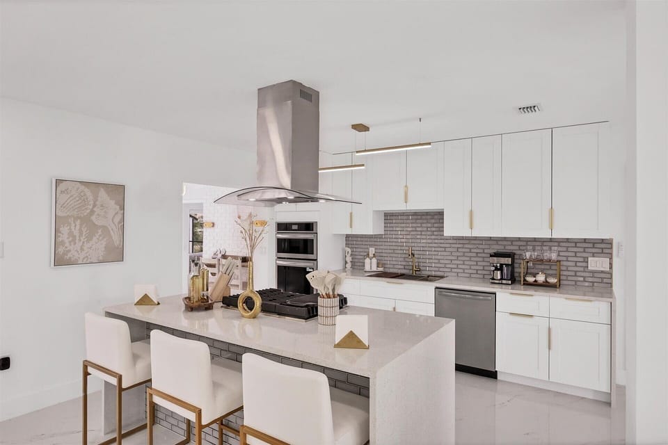 Gorgeous, bright, open, fully-equipped kitchen