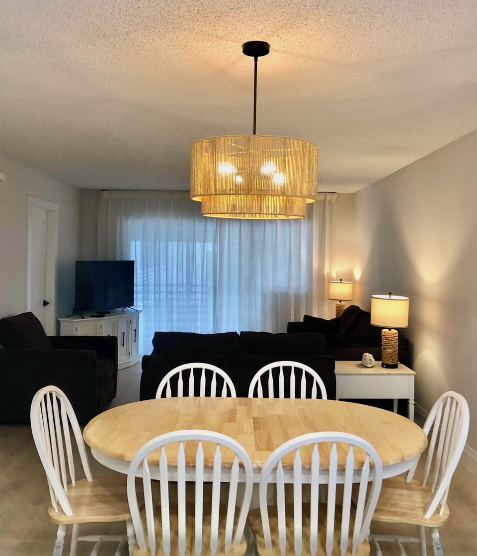 Dining area (seats 6)