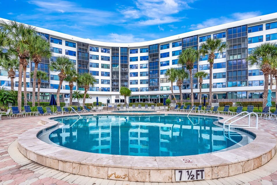 1BR Harbor Towers Condo – Pool, Marina, Gym (6229)