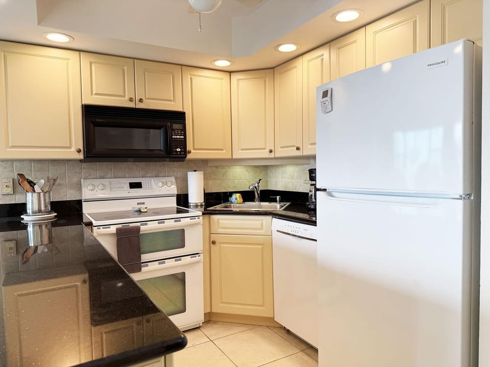 1BR Harbor Towers Condo – Pool, Marina, Gym (6213)
