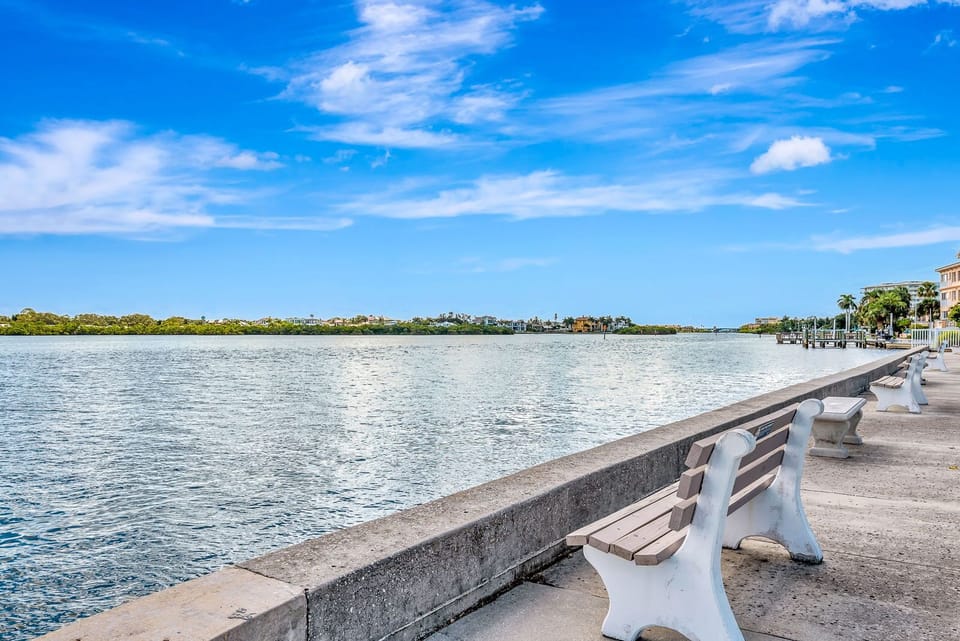 1BR Harbor Towers Condo – Pool, Marina, Gym (6238)