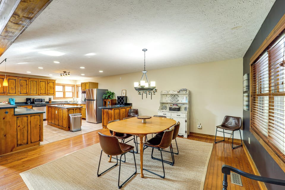 Dining Area | Dishware/Flatware Provided | Main Floor