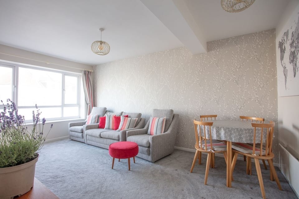 Beautiful large living room / dining room with smart tv & Netflix to enjoy