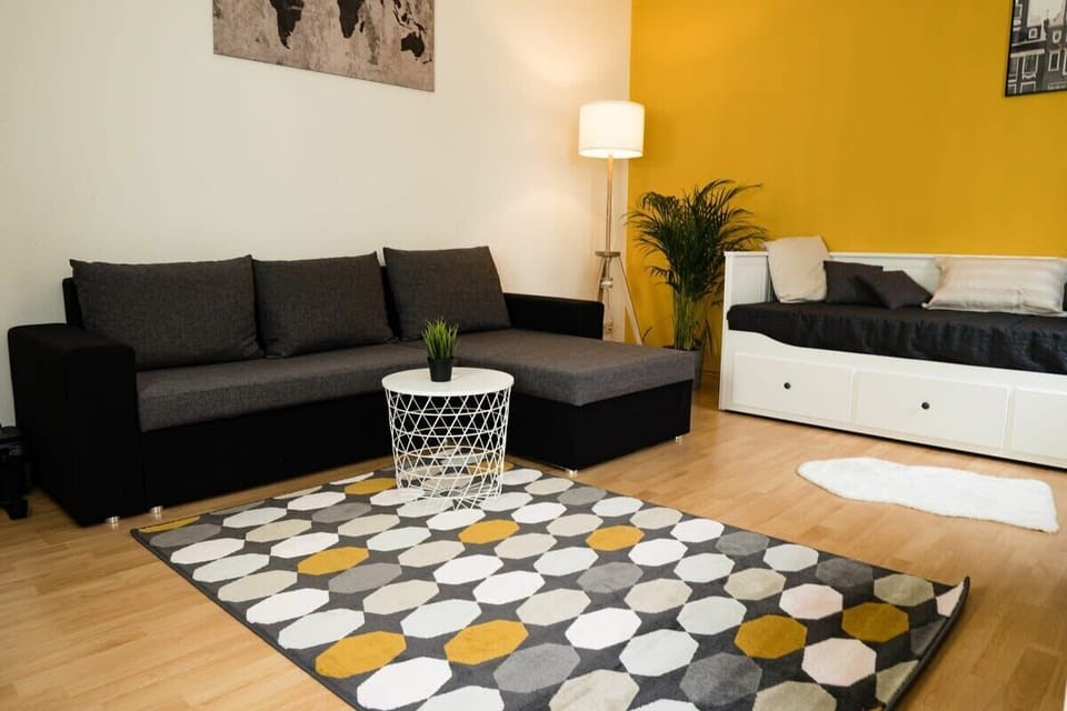 Im Wohnzimmer gibt es Schlafplatz für bis zu 4 Personen.