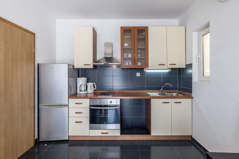 Fully equipped kitchen.
