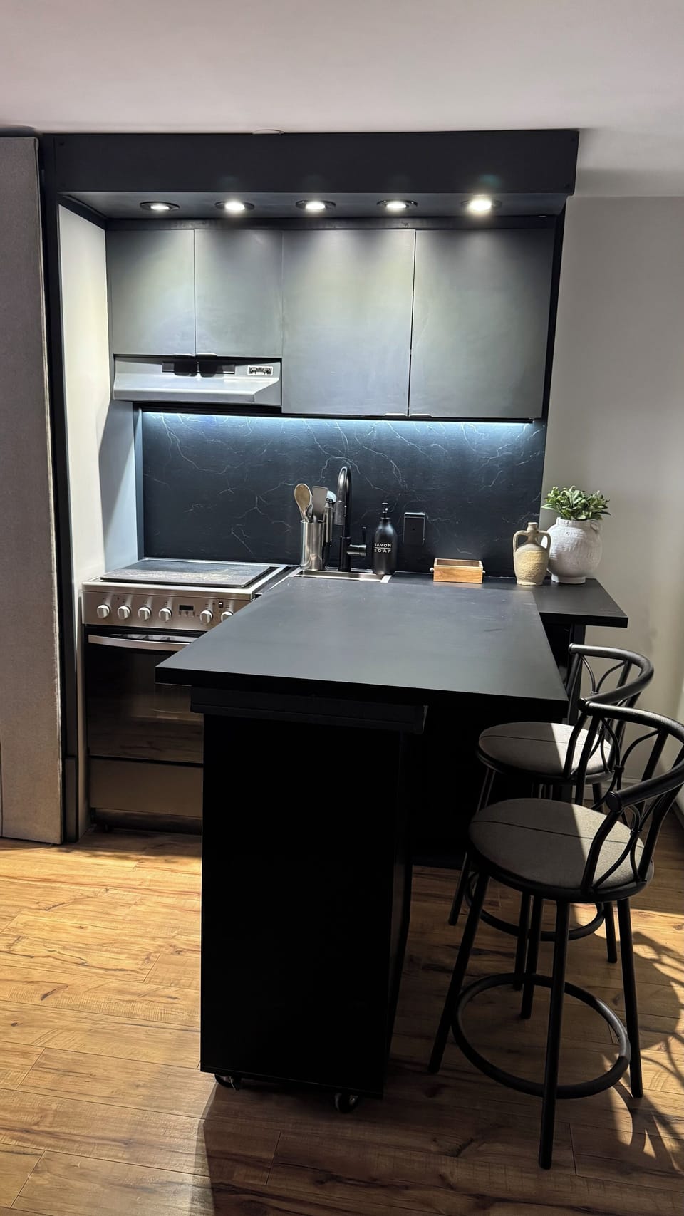 Full Kitchen with rolling Bar