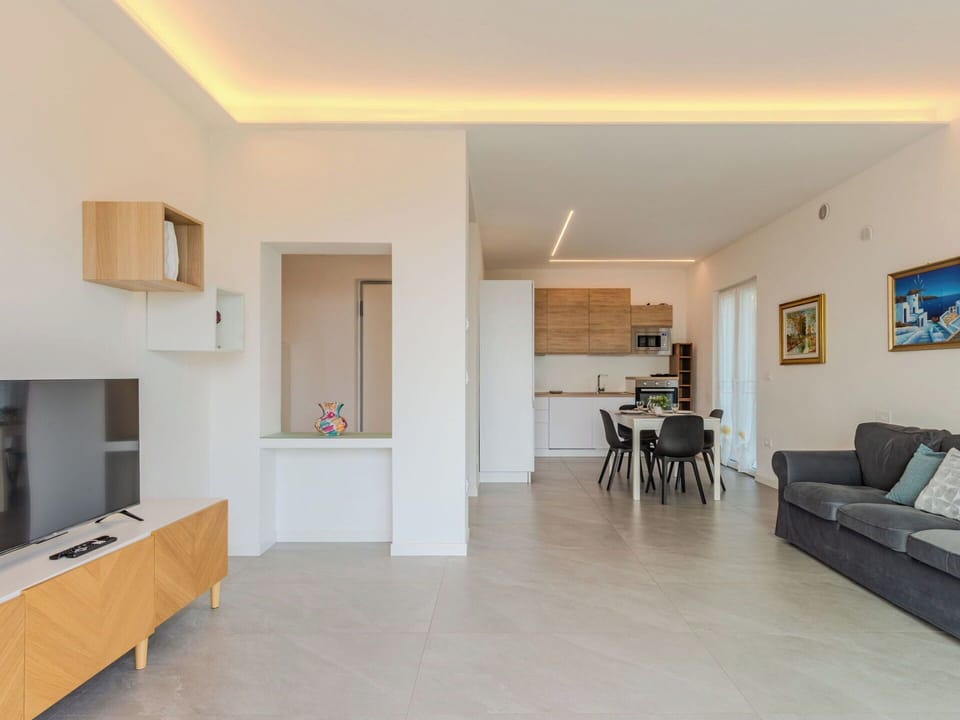 Flooring, Interior Design, Wall, Floor, Wood, Ceiling, Room, Furniture, Lighting, Apartment