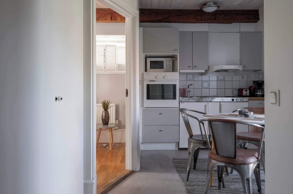 Modern and well equipped kitchen with a dining table.