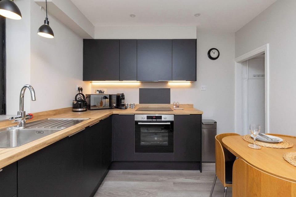 The fully equipped modern kitchen has everything you need to prepare all meals.