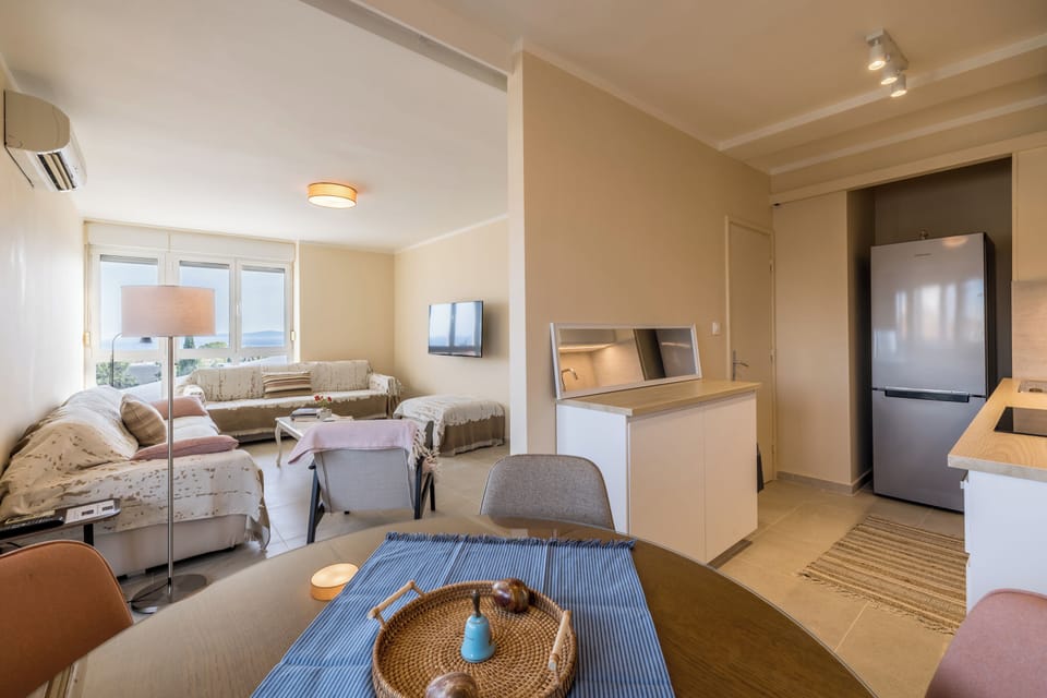 Dining area connected to the spacious living room and fully equipped kitchen.