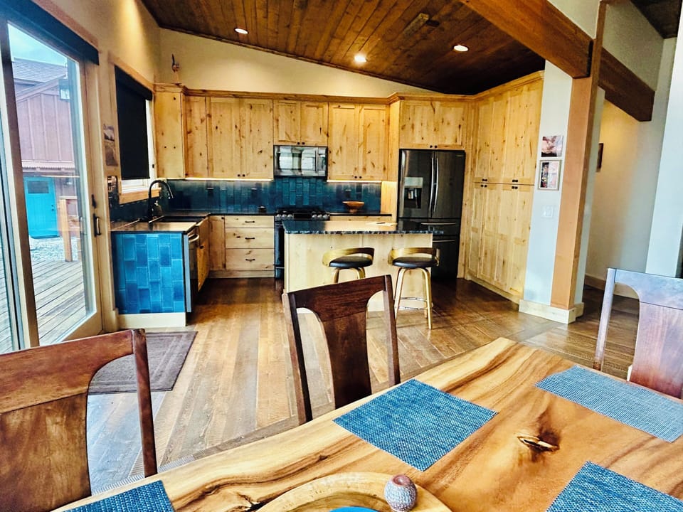 Kitchen & Dining Areas