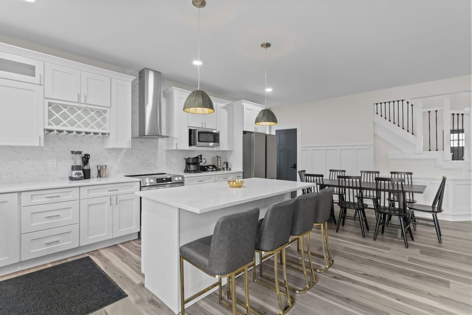 Full Kitchen and Dining area
