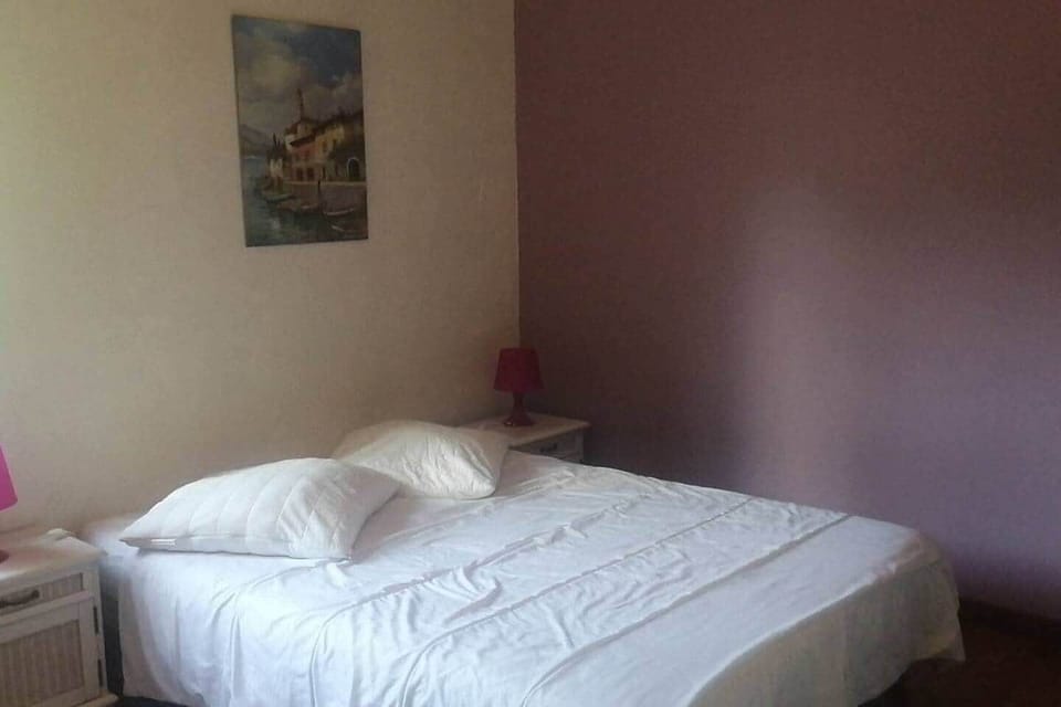 chambre lit double à la Villa Robinson Mazamet