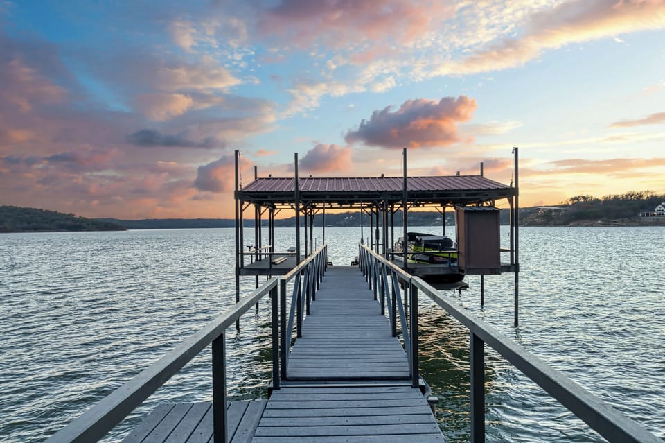 Enjoy peaceful mornings, golden-hour glow, and photo ops that basically edit themselves. Waterfront memories await!