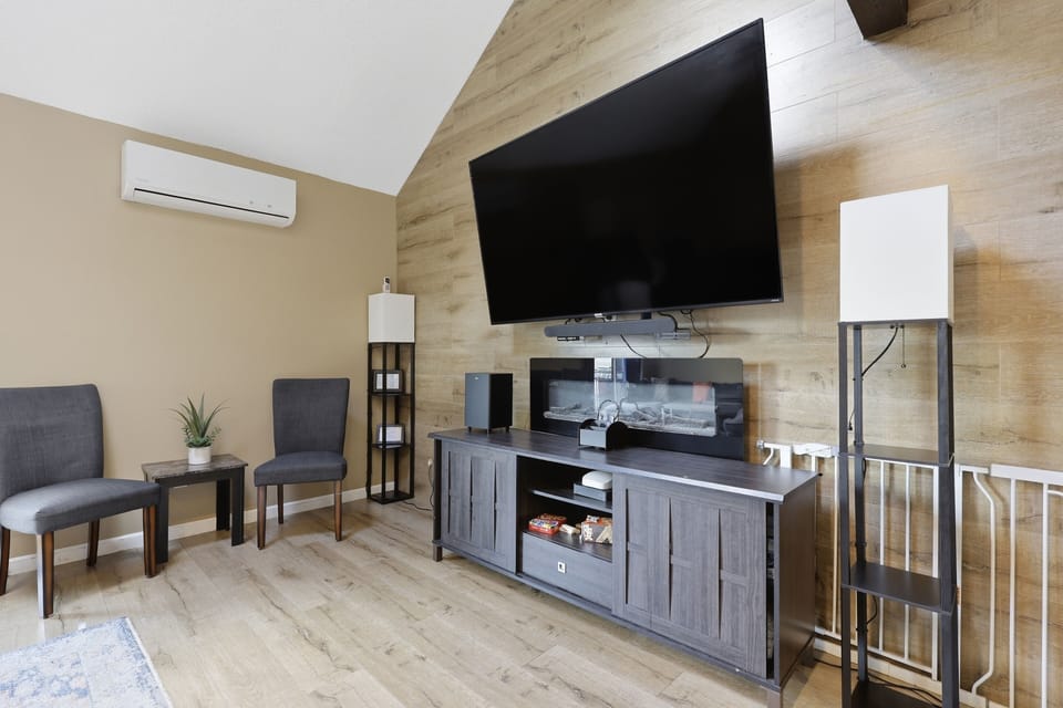 Indoors, Screen, Furniture, Living Room, TV