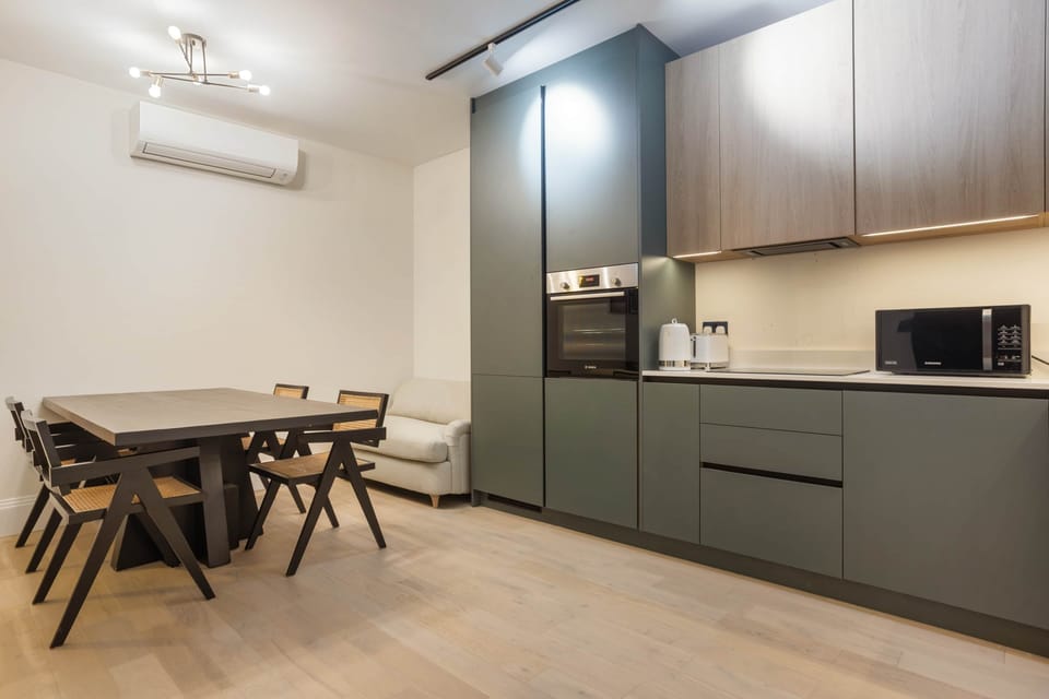 Flat A, 36 Great Russell Street WC1B-11