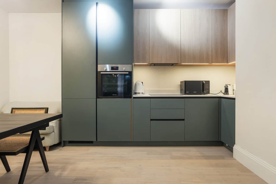 Flat A, 36 Great Russell Street WC1B-12