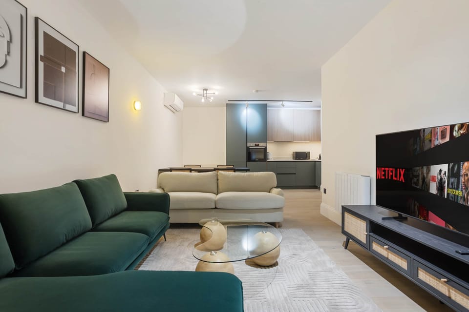 Flat A, 36 Great Russell Street WC1B-10