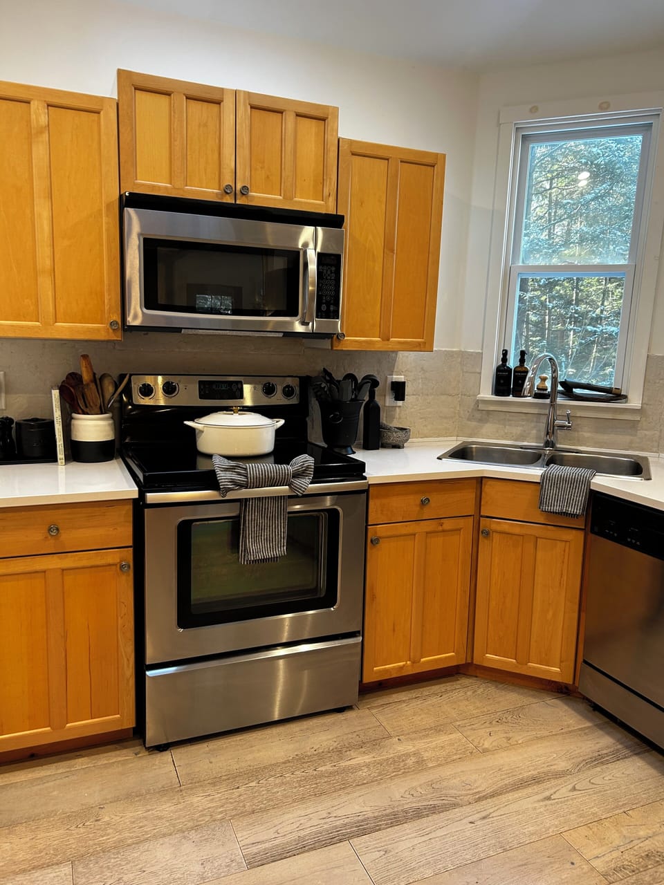 Cozy kitchen with dishwasher