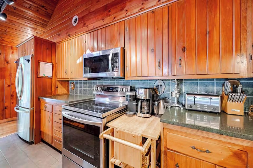 Fully large stocked kitchen for breakfasts or family feasts, perfect for groups