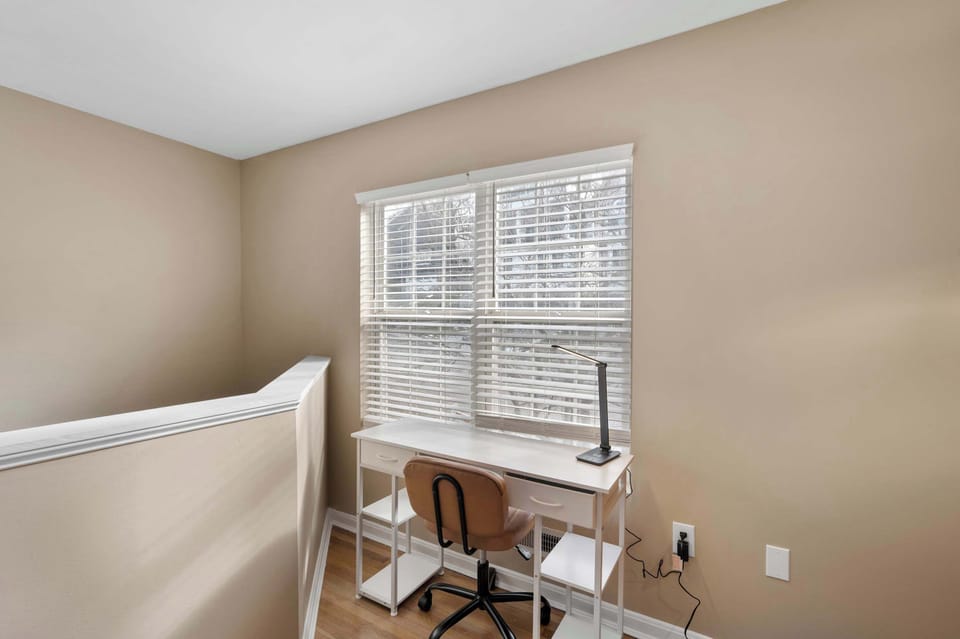 Light-filled workspace for work or study