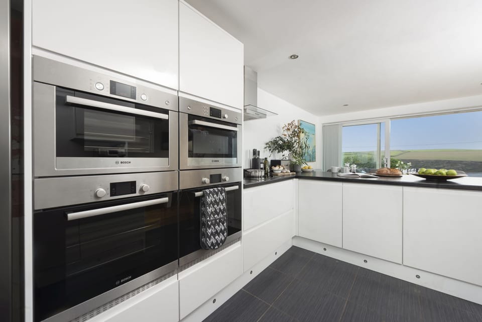 Under floor heating, bright and spacious kitchen - Ocean View, Mawgan Porth
