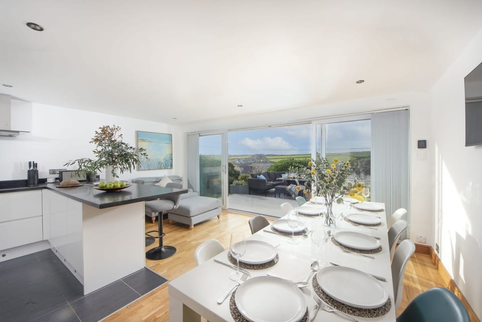 Spacious kitchen and dining area - Ocean View, Mawgan Porth