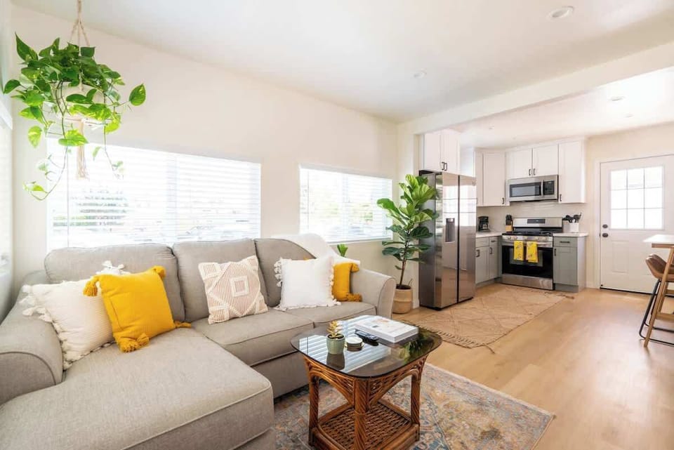 Welcome to the perfect 3 1-bedroom places by the beach
