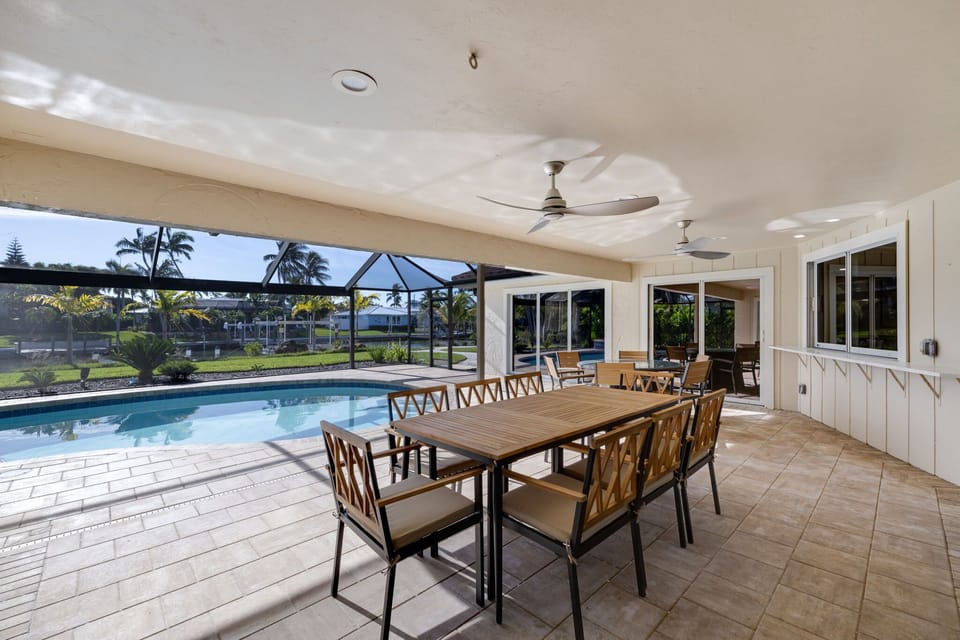 Lanai with ample seating