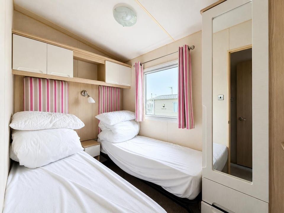 The twin room offers two cosy beds that are perfect for friends or family to relax in after a busy day on the beach. With cosy duvets you are bound to be snug and warm