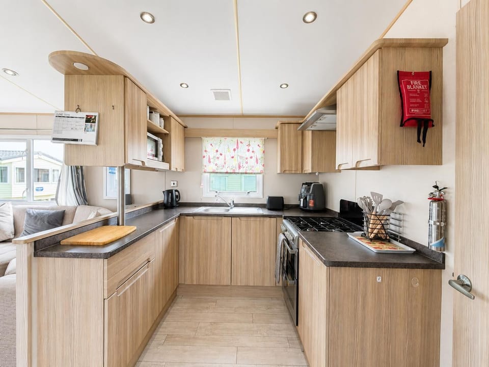 Bright and modern kitchen with everything you will need to prepare the family favourite meals.