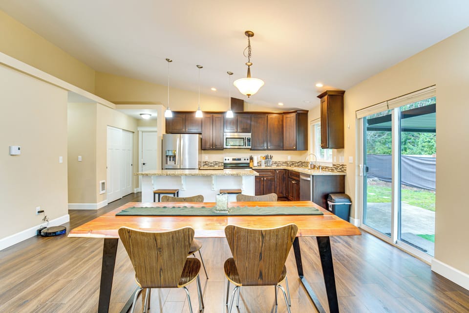 Dining Area | Dishware & Flatware