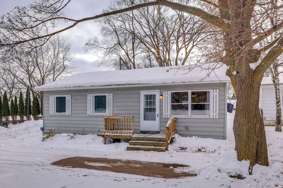 Mt Pleasant Vacation Rental | 3BR | 1BA | Steps to Enter | 884 Sq Ft
