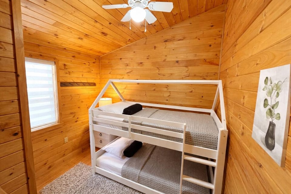 Bedroom 2: Twin Bunk Bed