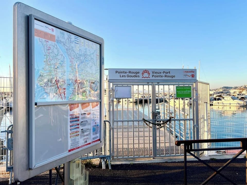 A 50 m également, l'embarcadère pour vous rendre soit aux goudes, soit au...
