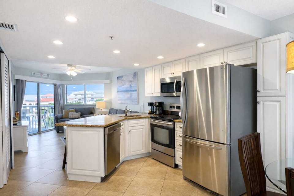 Fully equipped kitchen with full size appliances - stocked with cookware