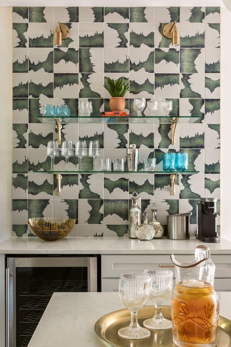 Coffee & Whisky bar - a ton of glass, wine glass, ice basket, K-cup coffee machine, drip coffee maker, tea bags and hot water kettle!