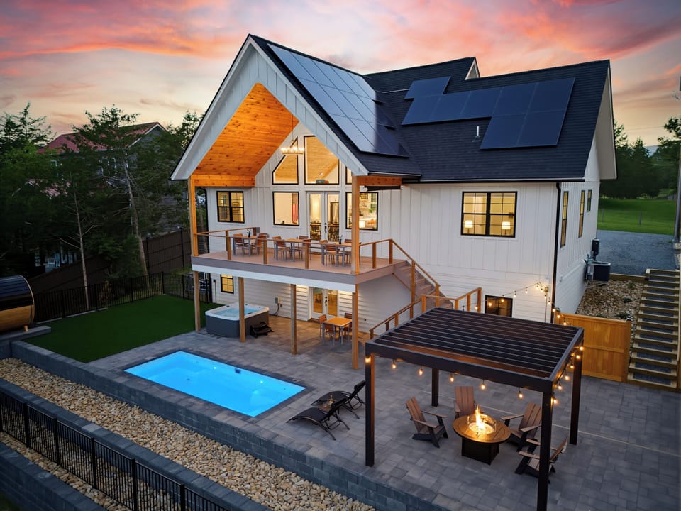 Back deck and terrace of Chalet Blanc
