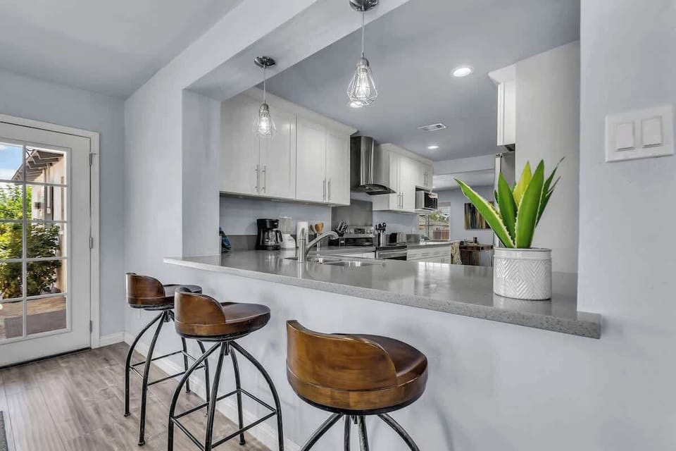 Kitchen Bar/Island