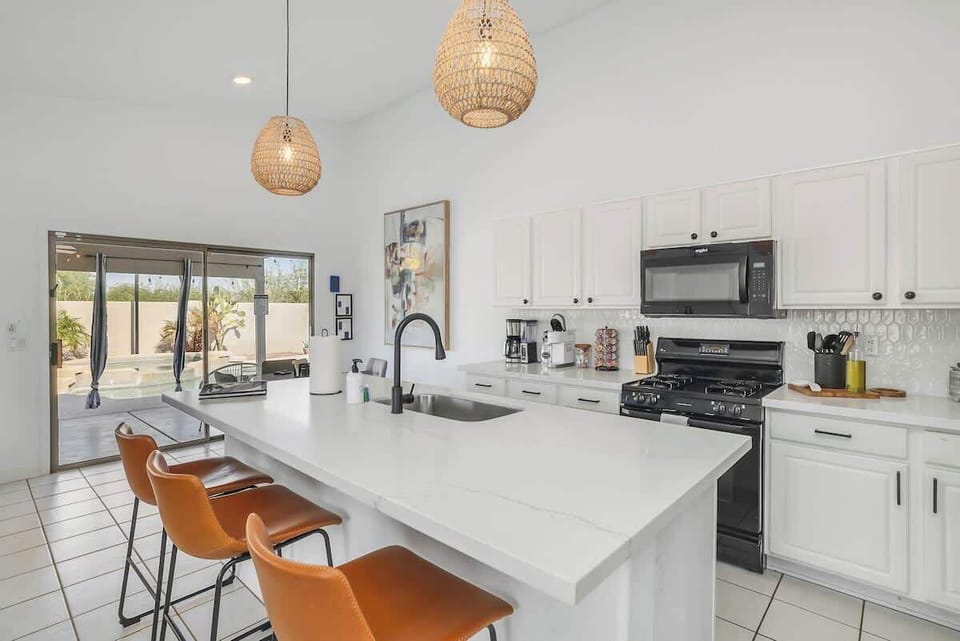 KITCHEN ISLAND/BAR