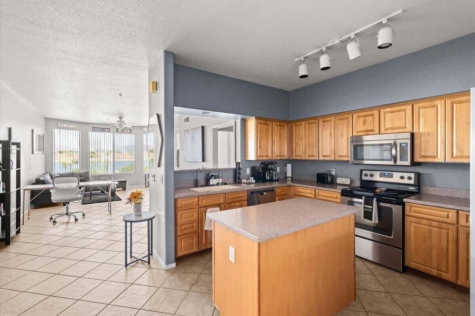 Kitchen with breakfast table