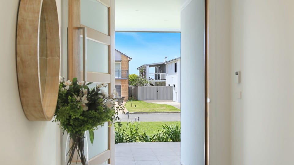 Hamptons Hideaway | Private entrance | Modern decor | Digital lock | Gardens | Walk to beach