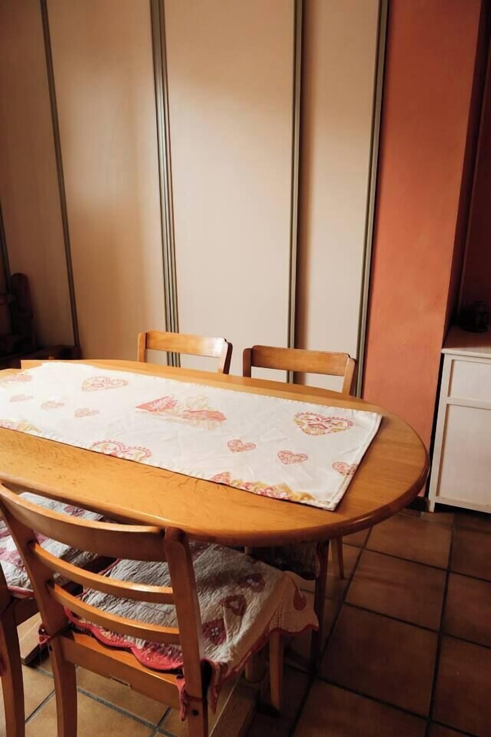 Salon avec canapé et coin repas