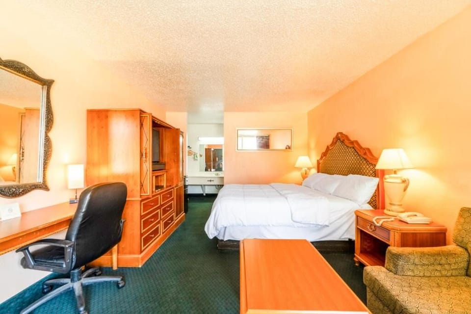 Unwind in a spacious room with classic furnishings and warm lighting.